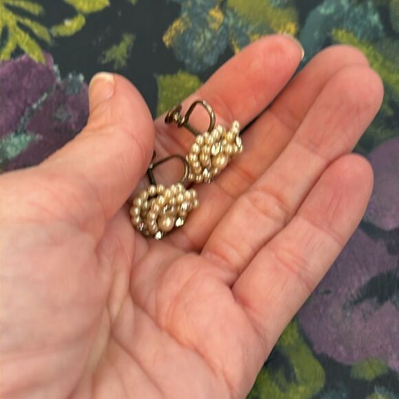 Vintage 1940’s-1950’s Pearl and Crystal Cluster Clip On Earrings - Picture 3 of 5